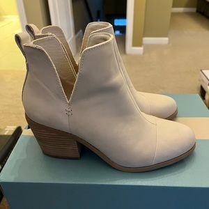 Tom’s women’s leather cream Everly Cutout booties size 8